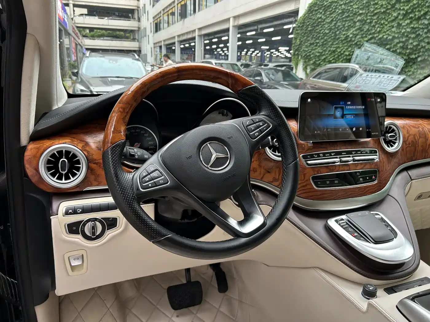 Mercedes-Benz V-Class 2021 V 260 L Long Wheelbase Luxury Edition фото 4