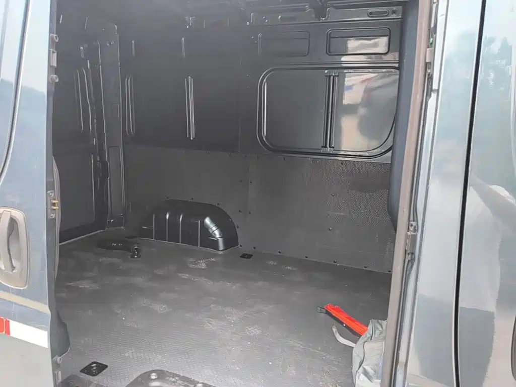 Dongfeng Yufeng Yufeng 2024 2023 V9+ 2.3T Manual FWD Van Short Wheelbase Medium Roof 3 Seater