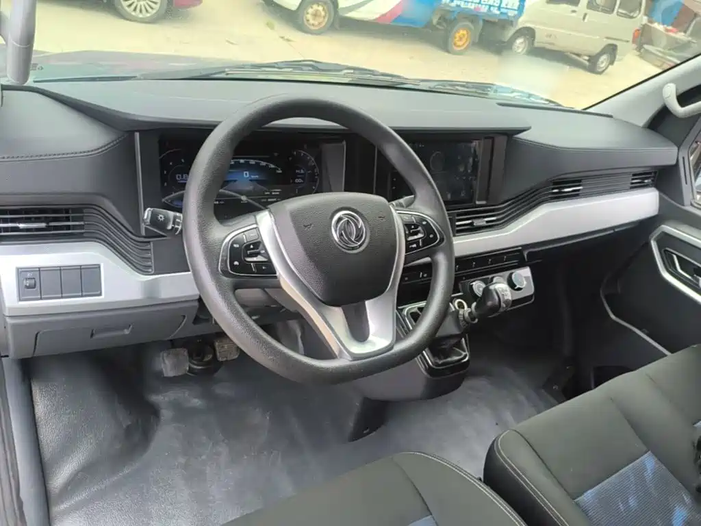 Dongfeng Yufeng Yufeng 2024 2023 V9+ 2.3T Manual FWD Van Short Wheelbase Medium Roof 3 Seater