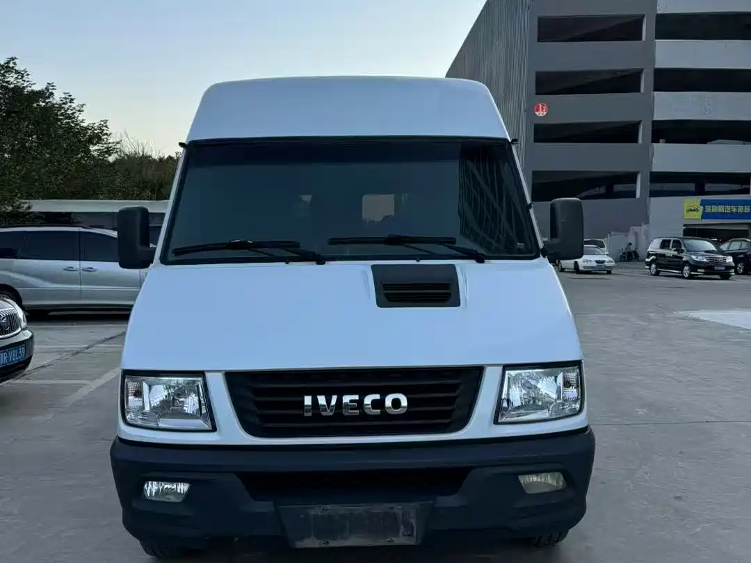 Iveco Daily 2017 2017 Model 2.5T A35 Bus 5-7 Seats 47Z5