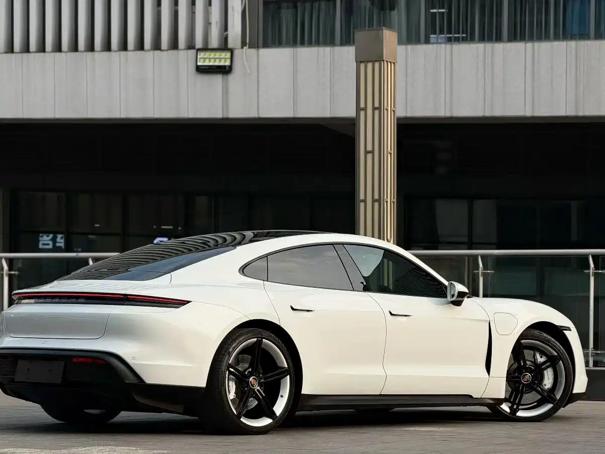 صورة 3 - Porsche Taycan