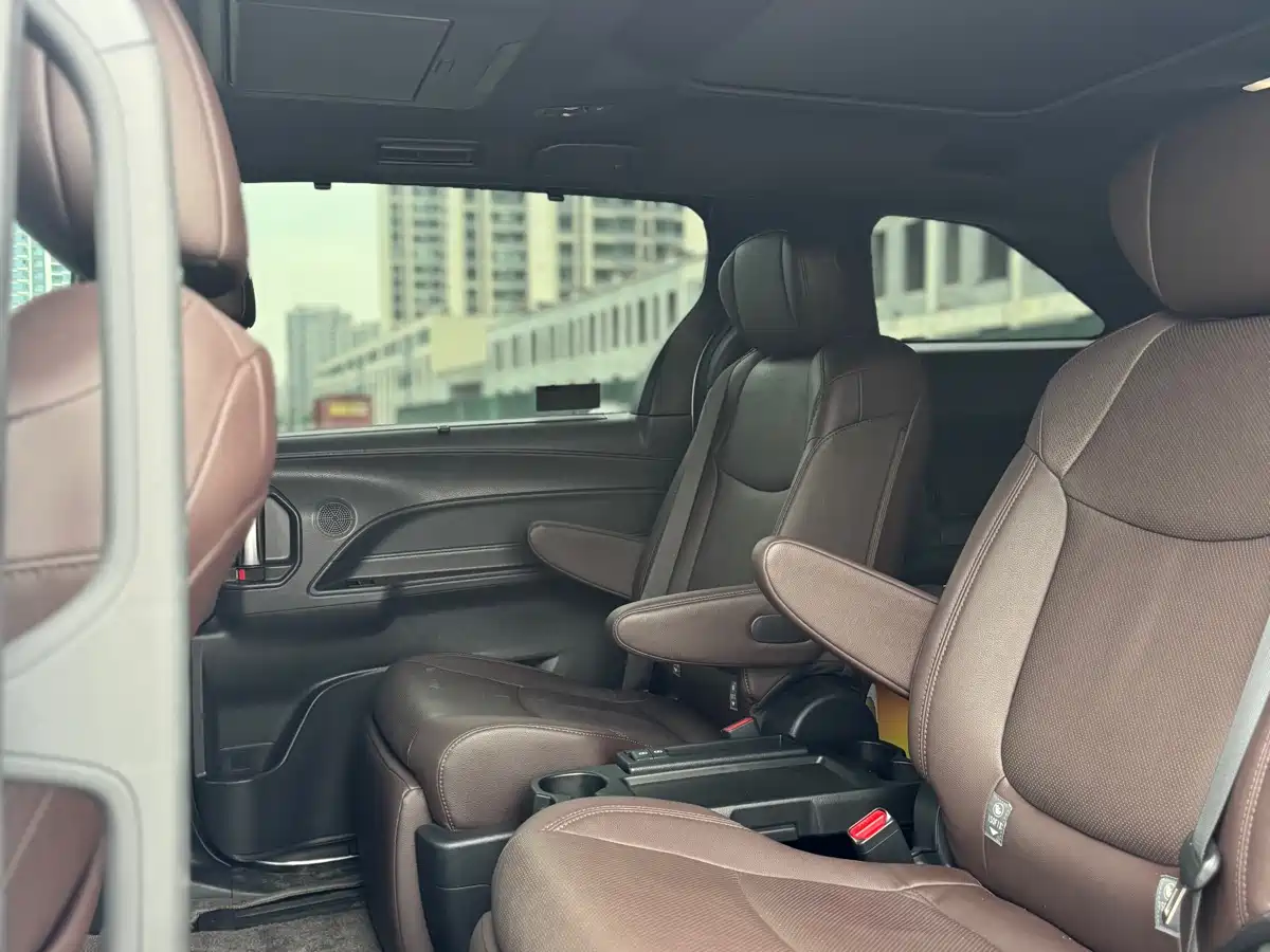 Toyota Sienna 2021 2.5L Hybrid Platinum Edition фото 8