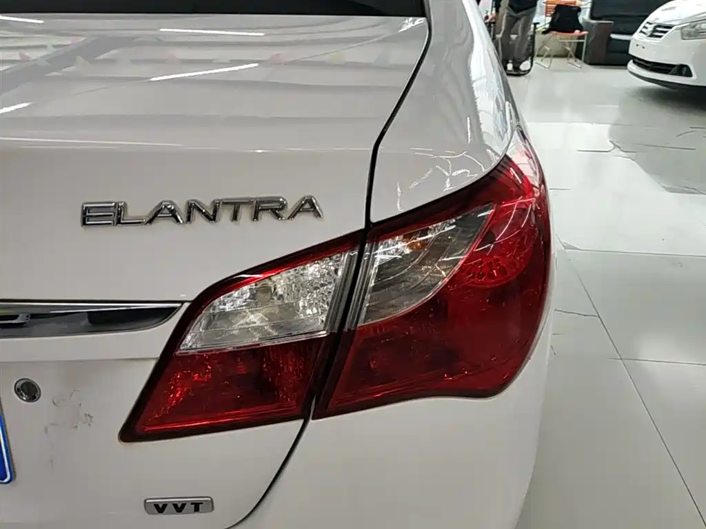 Hyundai Elantra 2011 1.6L Manual Luxury фото 8