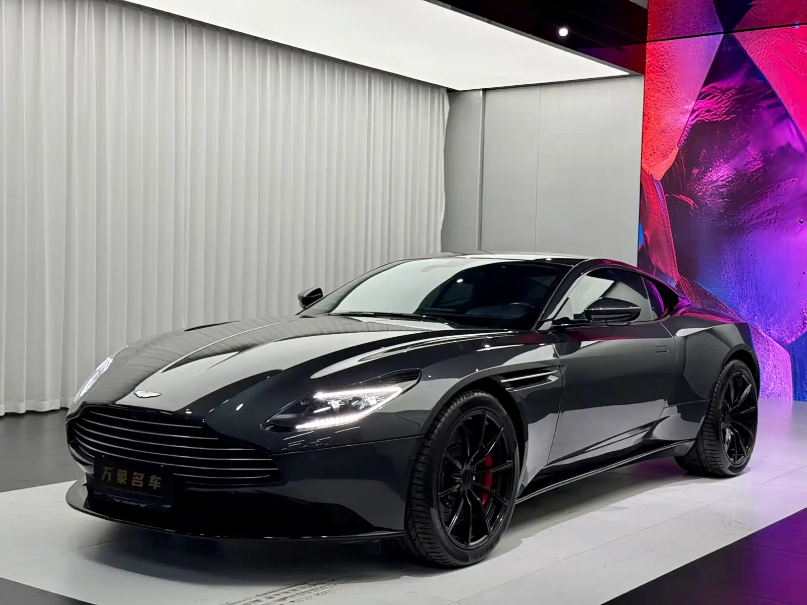 Фото 1 - Aston Martin DB11