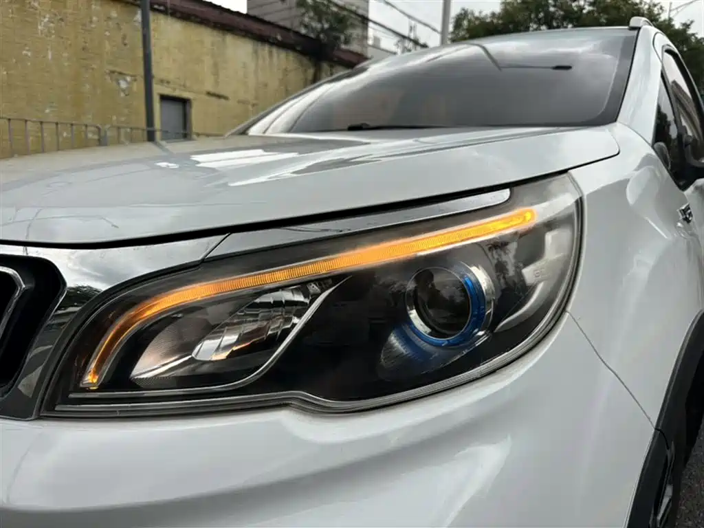 Фото 16 - Geely Vision X3
