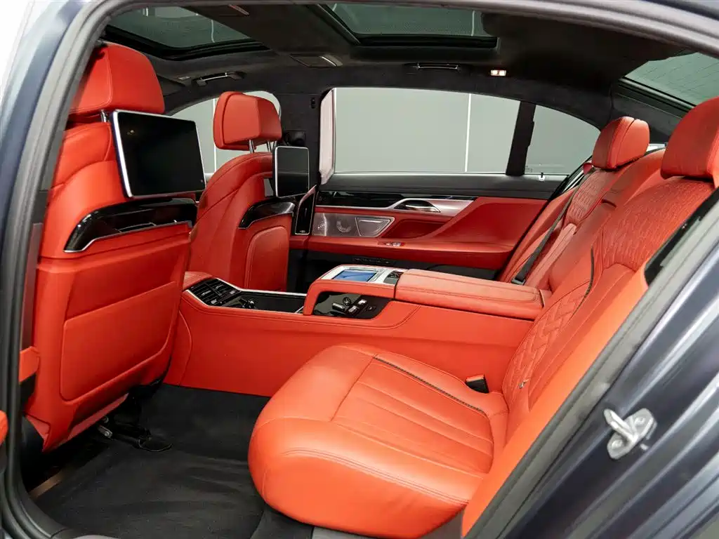 BMW 7 Series 2018 M760Li xDrive фото 12