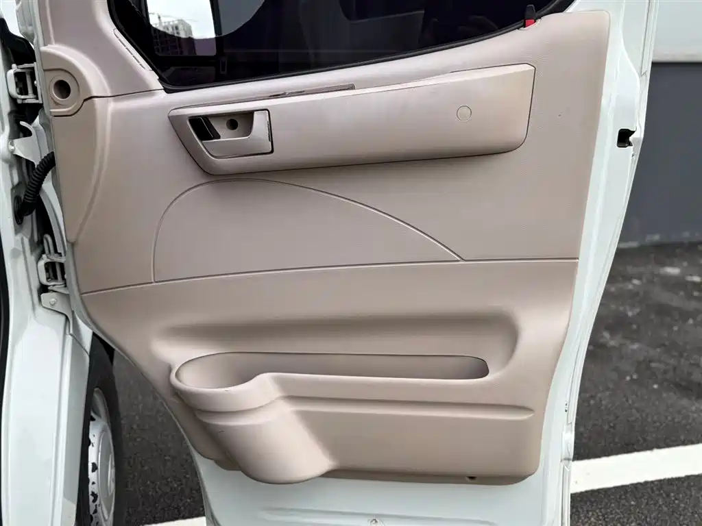 SAIC Maxus Xintu V80 2015 2.5T Manual Proud Transporter Edition Long Wheelbase High Roof фото 14