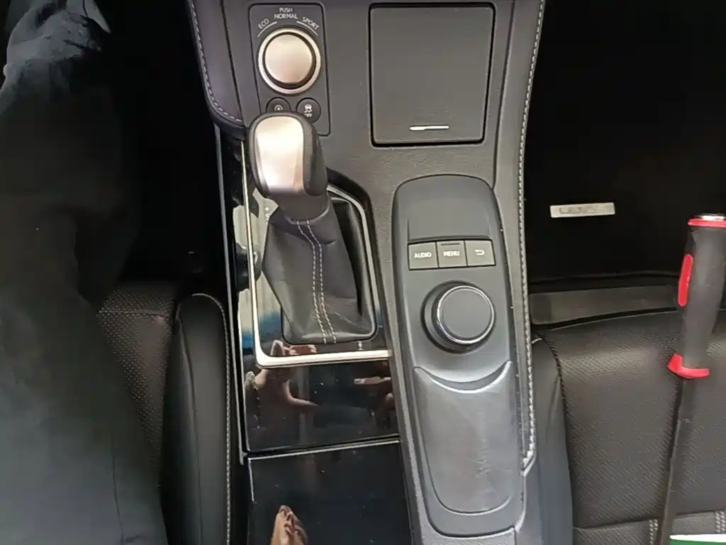 Фото 7 - Lexus ES
