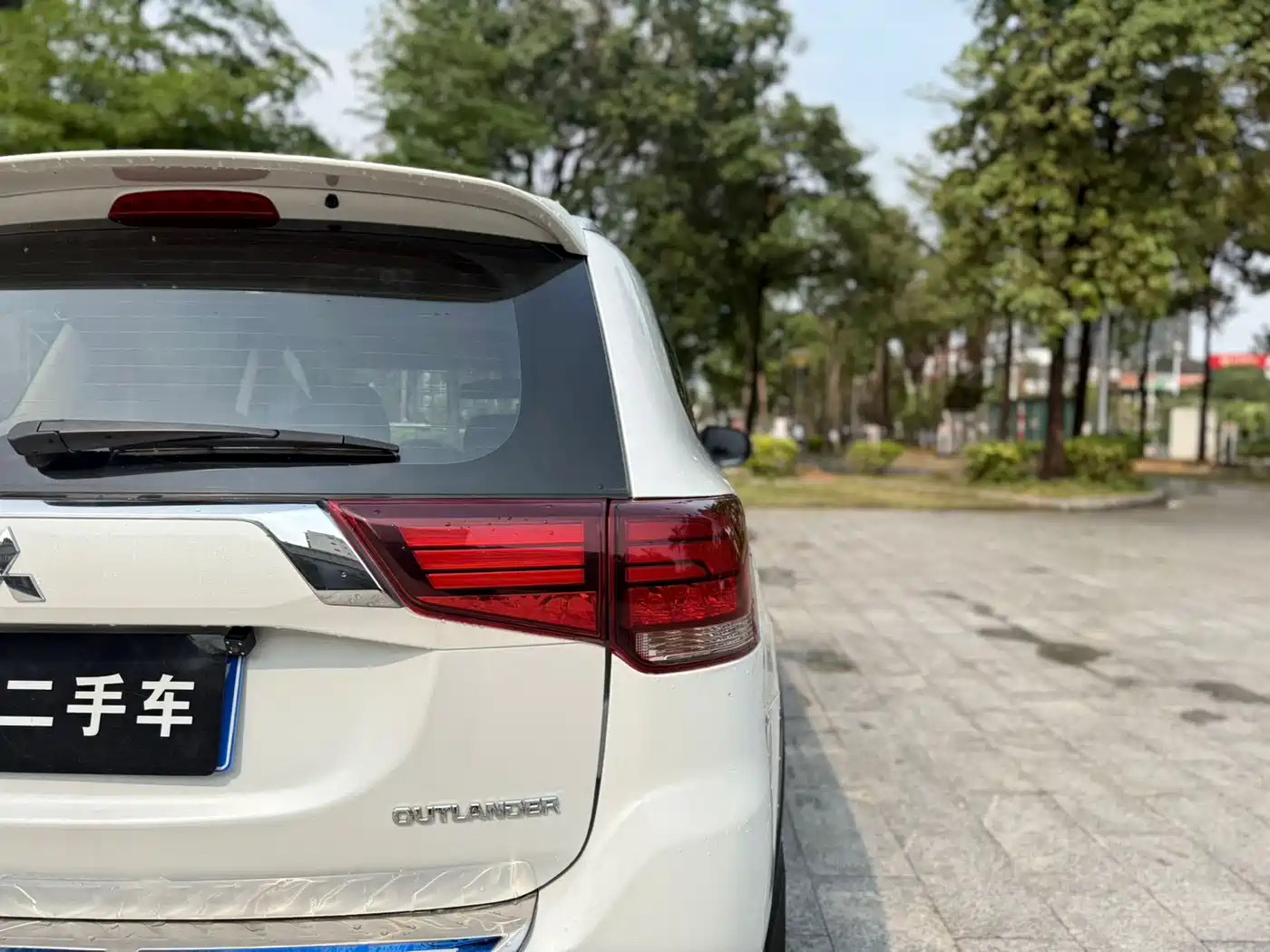 MITSUBISHI OUTLANDER