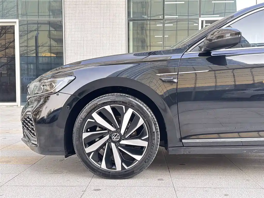 Volkswagen Passat 2022 330TSI Starlight Luxury Edition фото 25