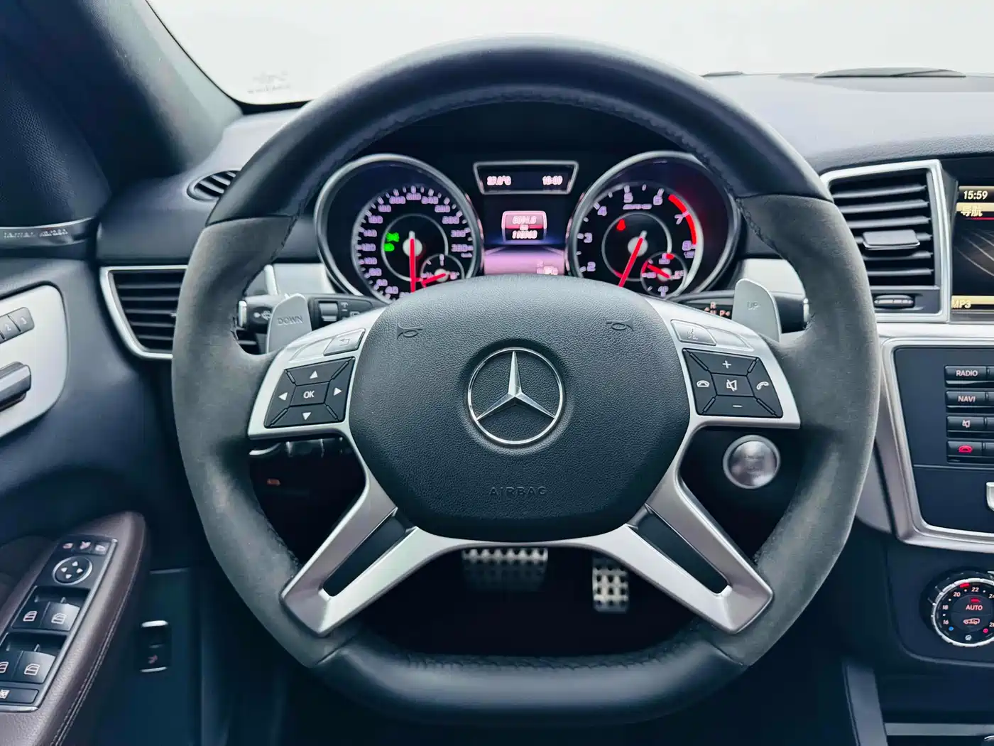 Mercedes-Benz M-Class AMG 2012 AMG ML 63 фото 12