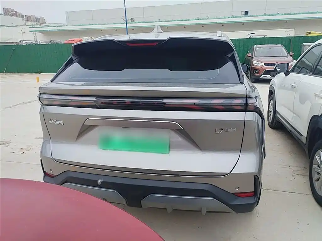 Geely Galaxy Galaxy L7 2025 EM-i 115km Explorer+ Edition фото 6
