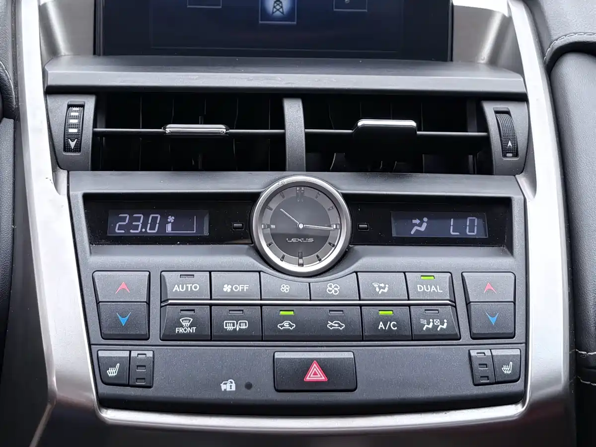 Lexus NX 2015 300h FWD Luxury фото 22