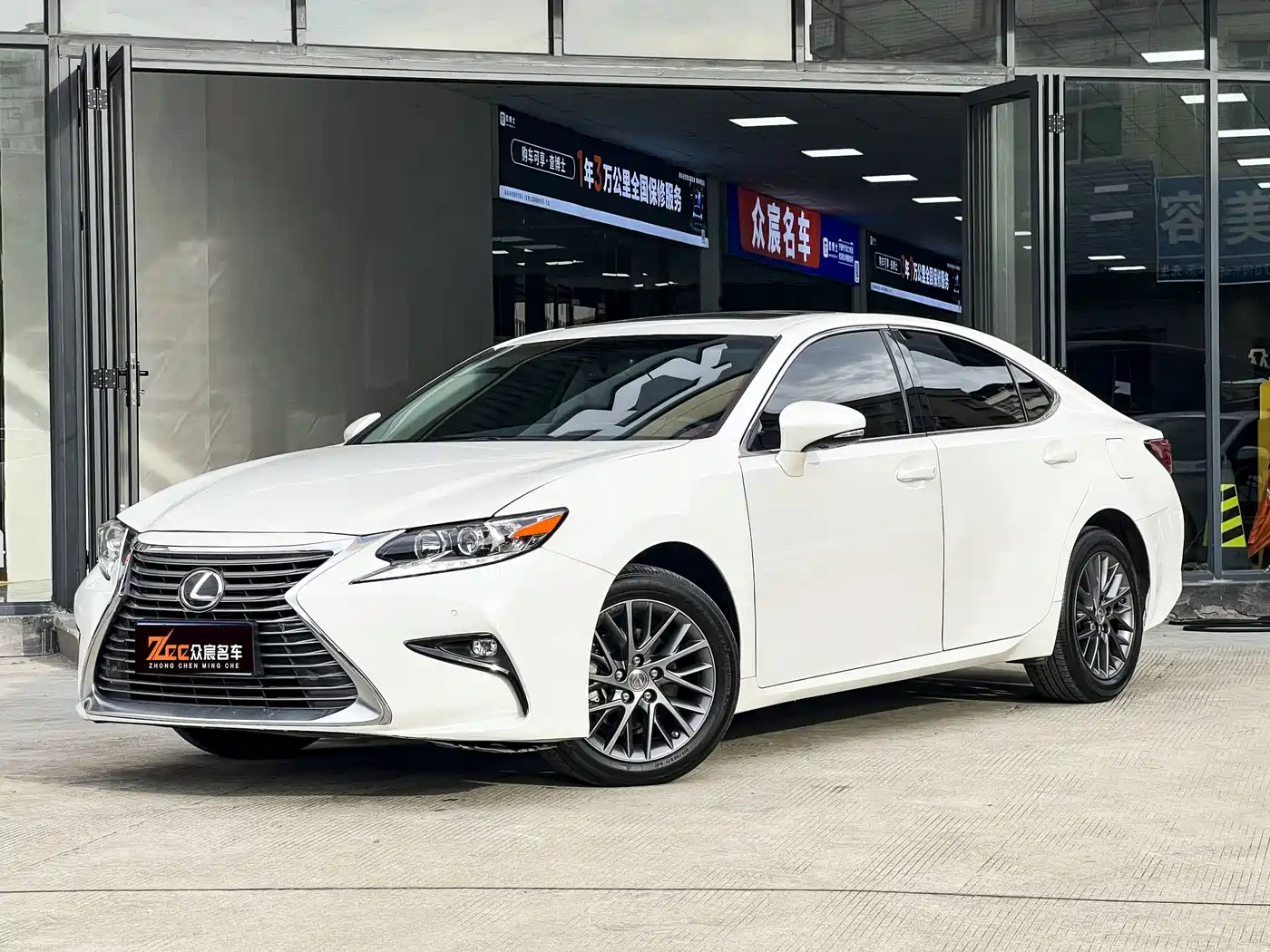 Фото 1 - Lexus ES