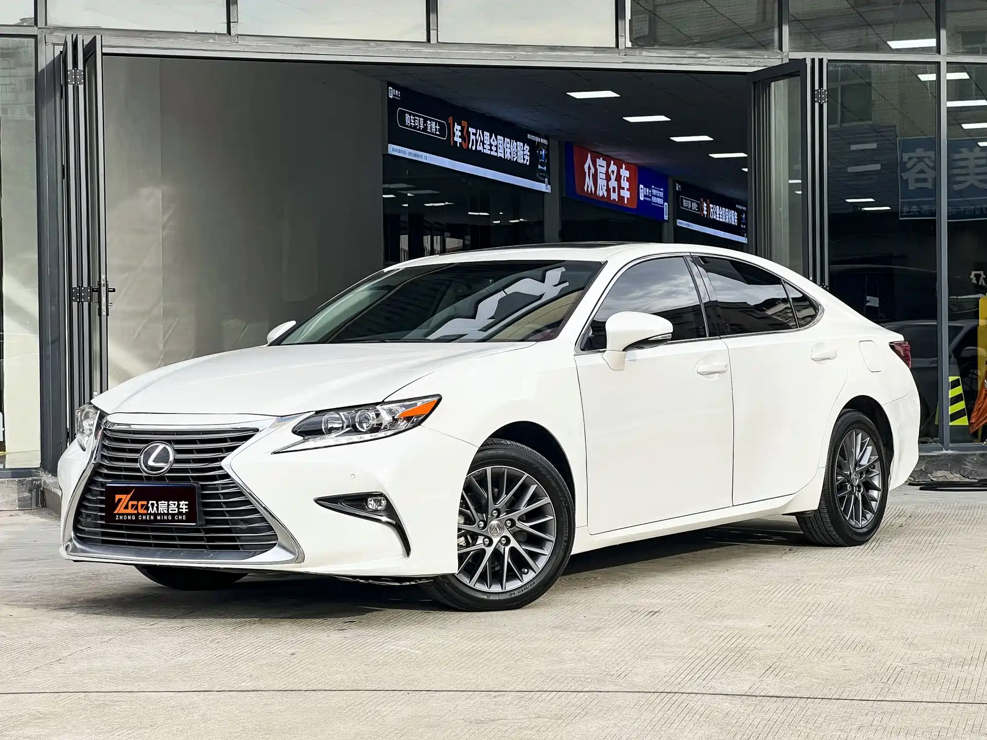 Фото 1 - Lexus ES