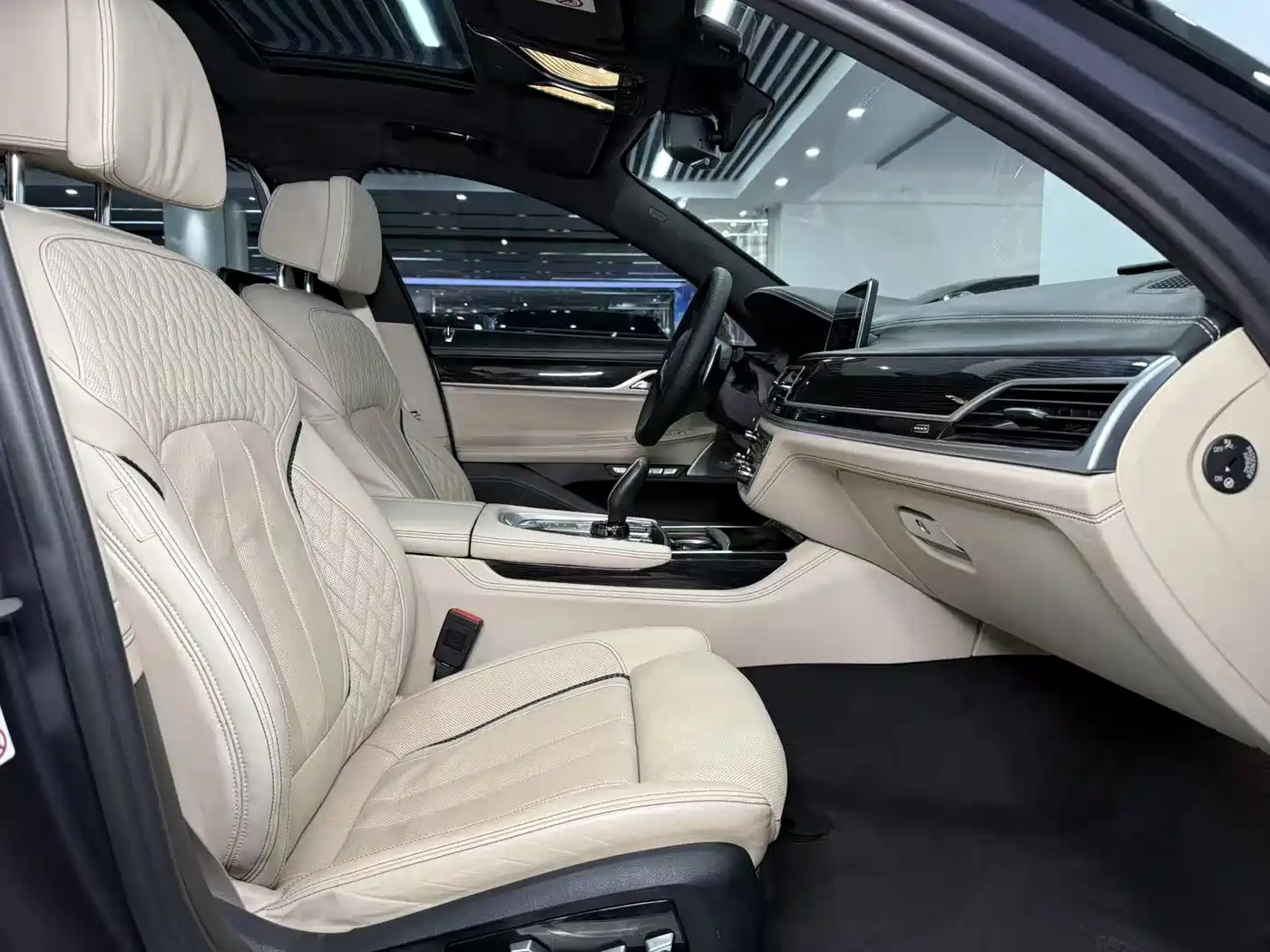 BMW 7 Series 2017 M760Li xDrive фото 10