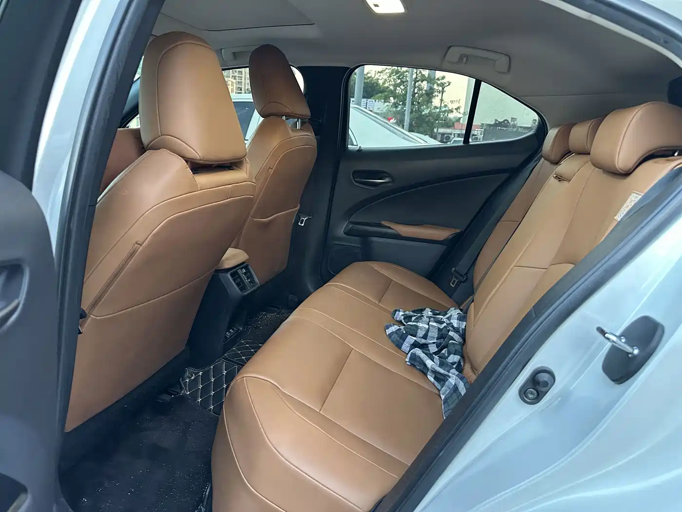 Фото 4 - Lexus UX
