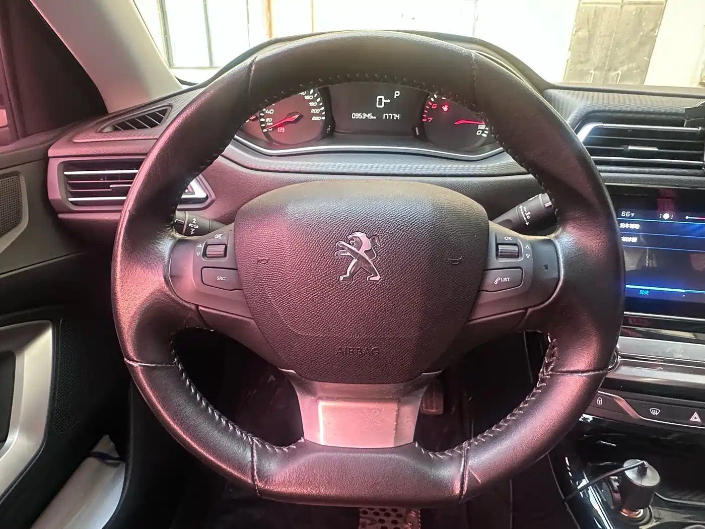 Peugeot 308 2018 1.6L Auto Luxury Edition фото 7