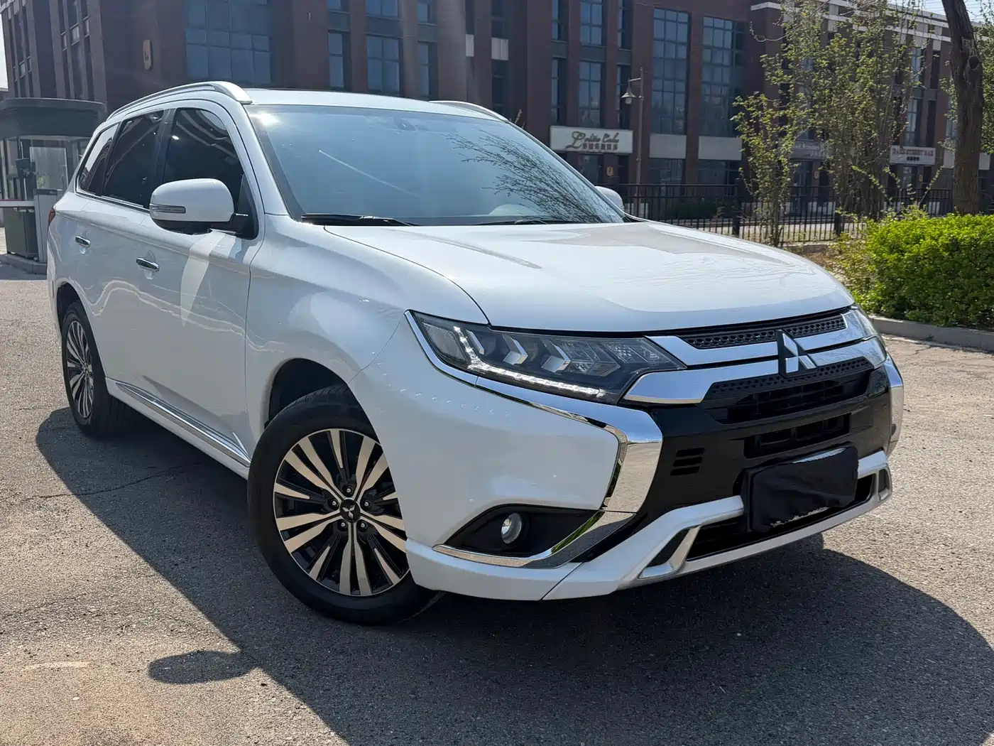 Mitsubishi Outlander 2021 2.4L 4WD Deluxe Edition 7-Seater фото 3