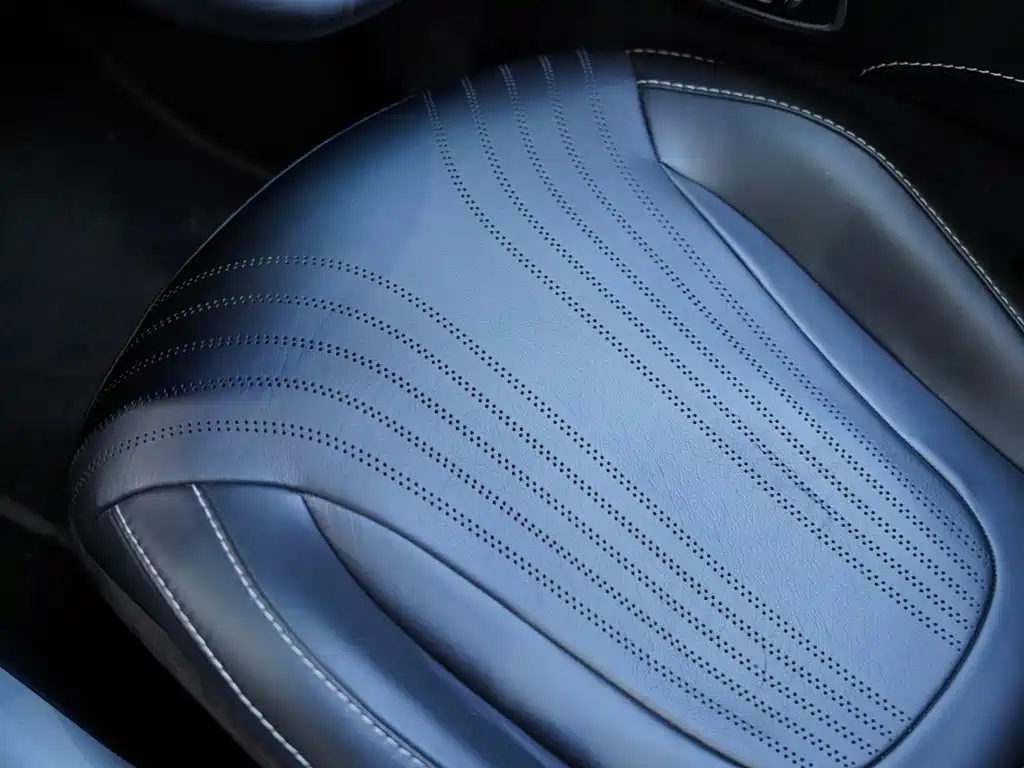 Фото 21 - Aston Martin DB11