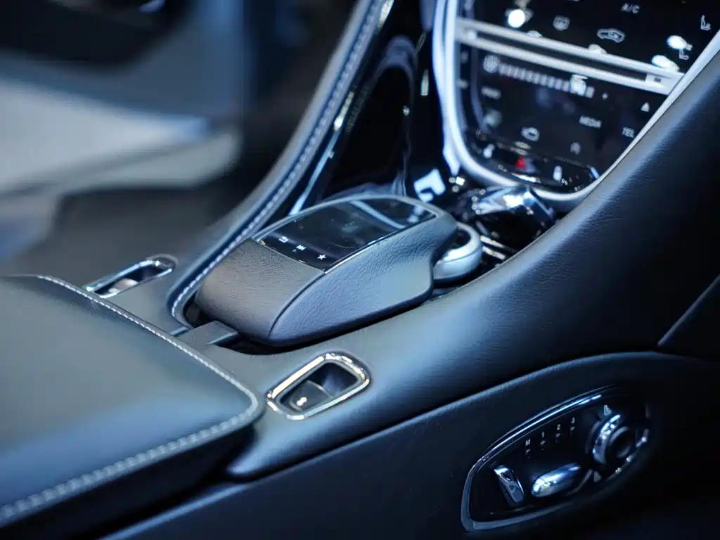 Фото 33 - Aston Martin DB11