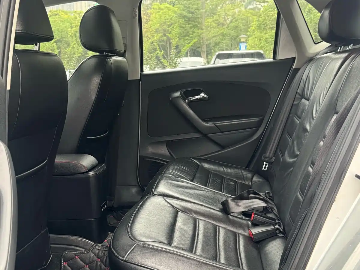 Volkswagen Polo 2011 1.4L Automatic Cool Edition фото 6