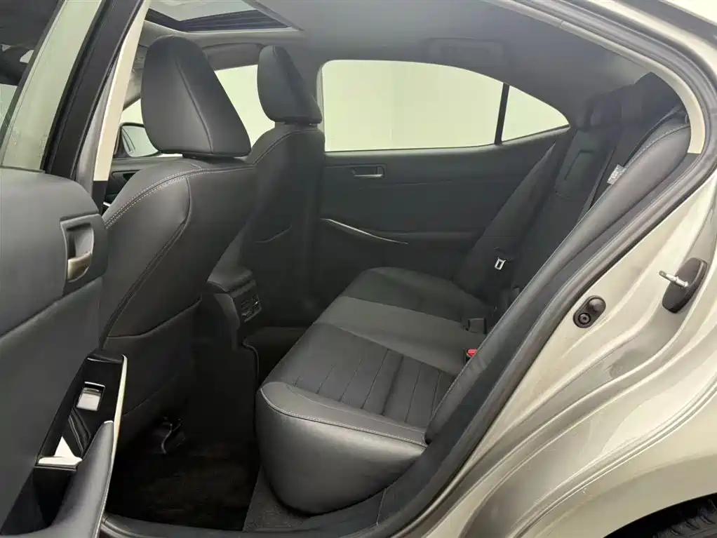 Lexus IS 2017 300 Leading Edition фото 9