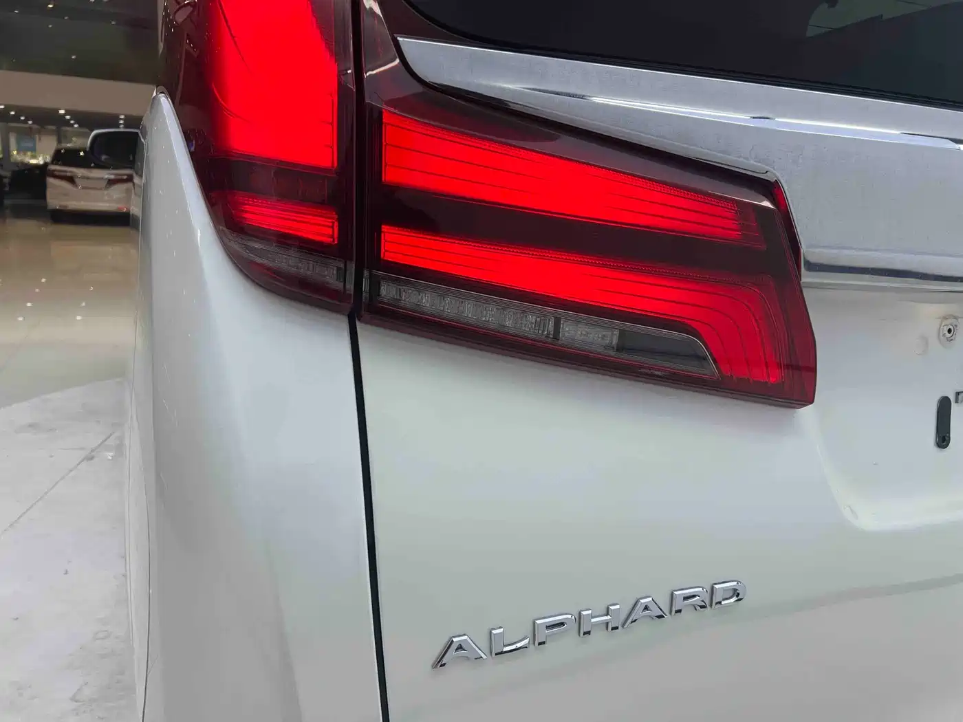 Toyota Alphard 2021 Hybrid 2.5L Luxury фото 8
