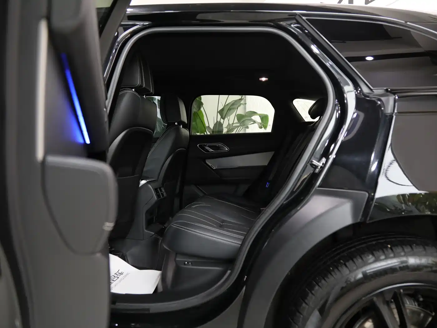 Land Rover Range Rover Velar 2023 250PS Gloss Black Collector's Edition фото 16