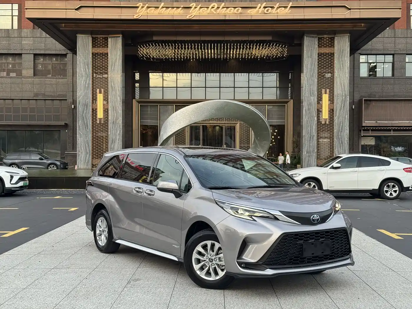 Toyota Granvia 2023 2.5L Hybrid Comfort Edition фото 3