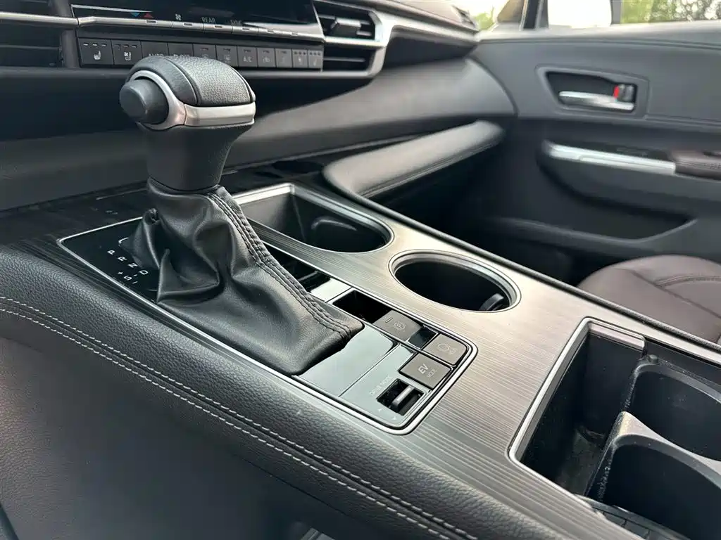 Toyota Sienna 2023 2.5L Hybrid Platinum Edition фото 16