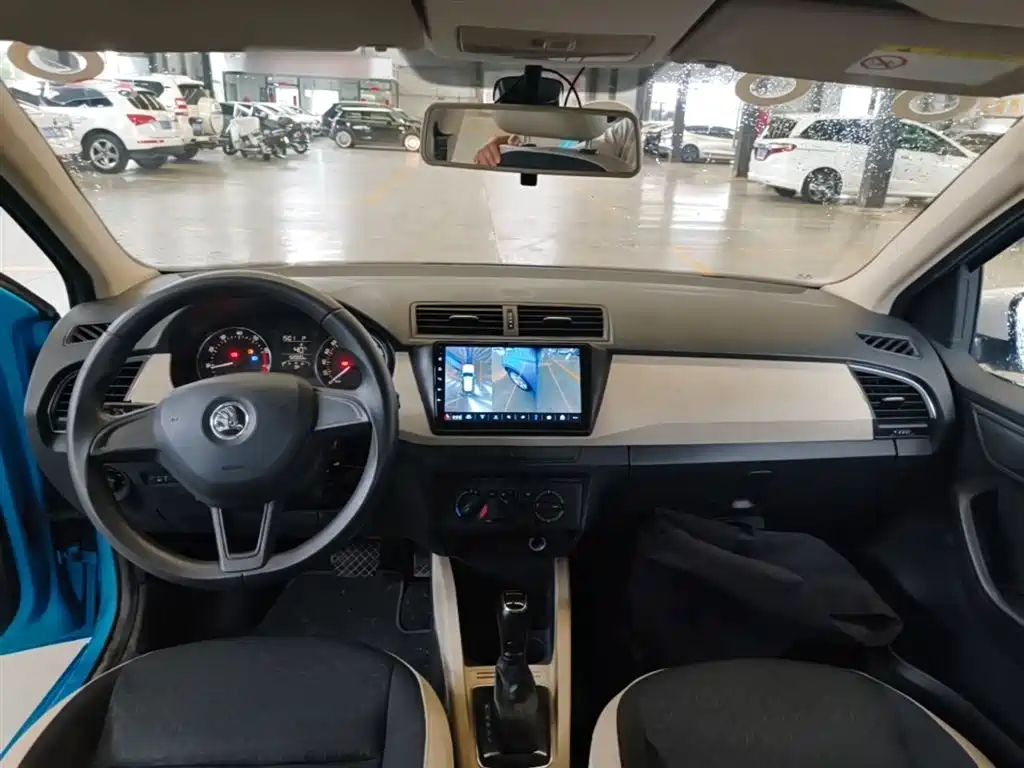 Škoda Fabia 2015 1.4L Automatic Pioneer Edition фото 10