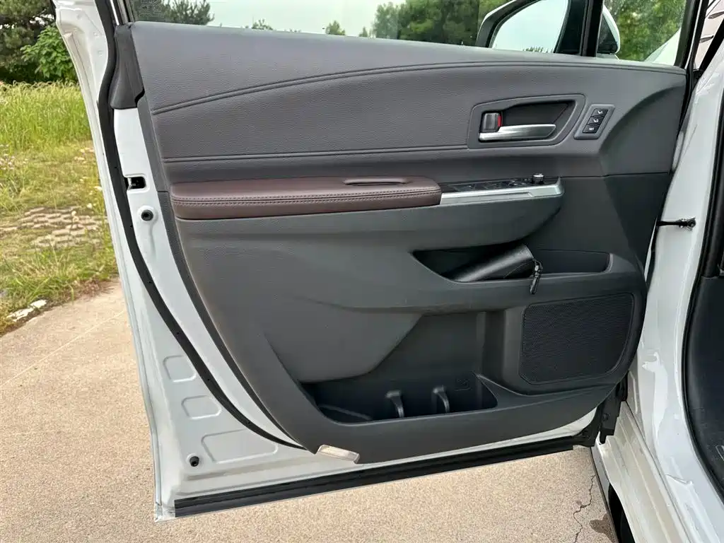 Toyota Sienna 2023 2.5L Hybrid Platinum Edition фото 14