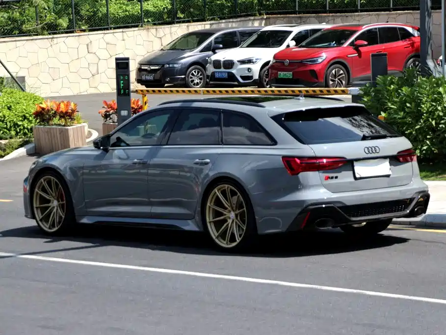 صورة 6 - Audi RS 6