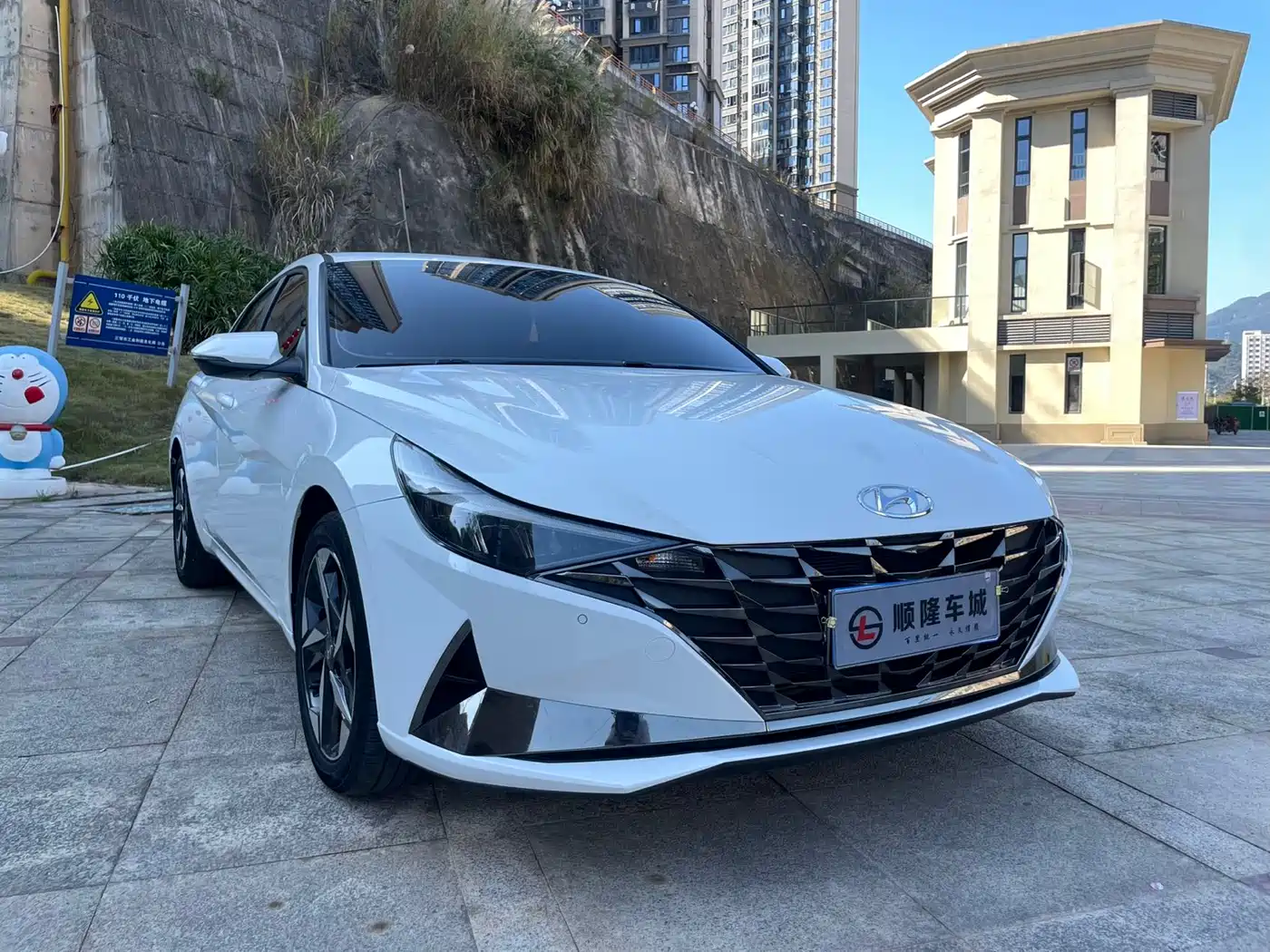 Hyundai Elantra 2021 1.5L CVT LUX Premium Edition фото 3