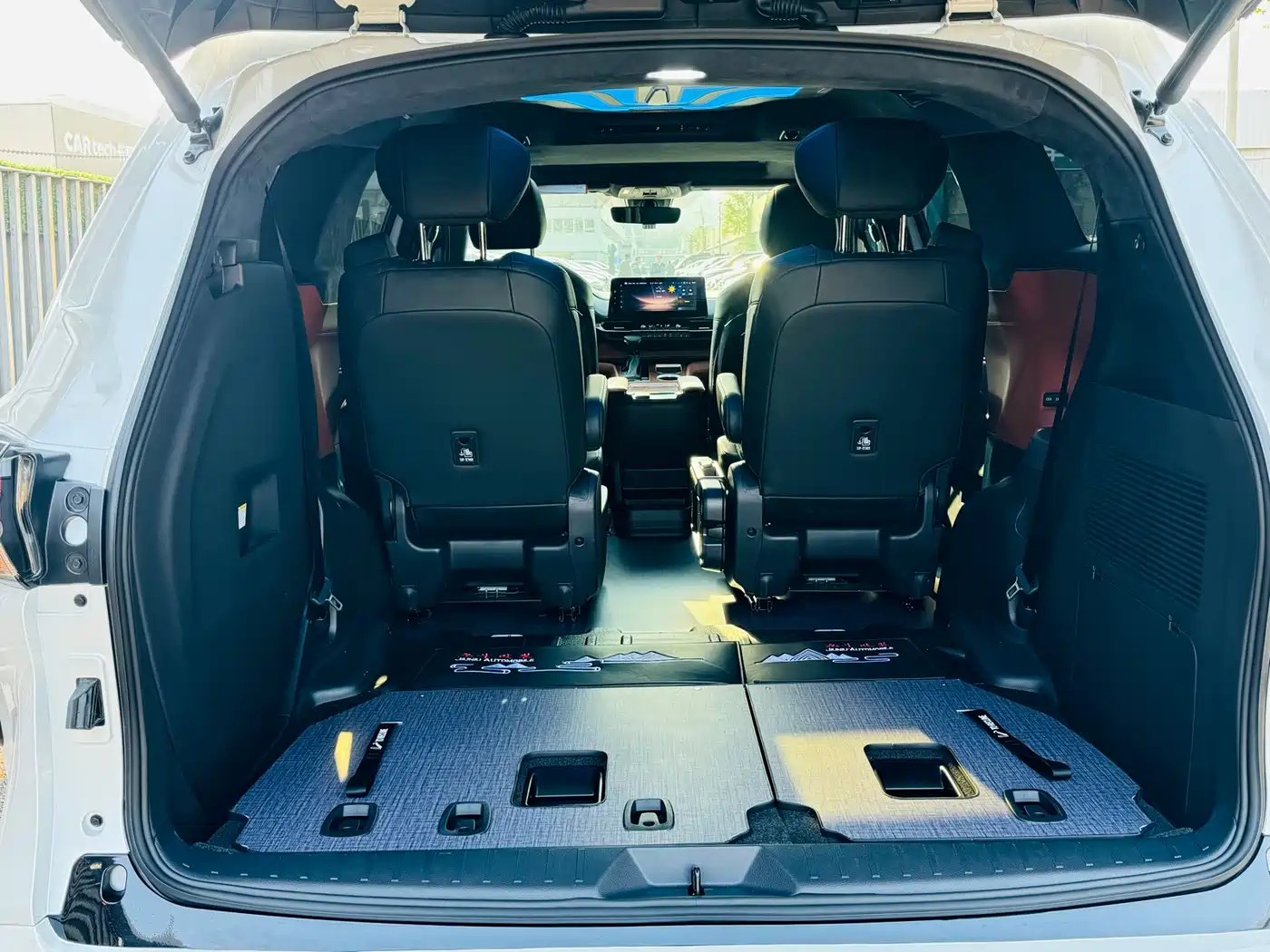 Toyota Sienna 2024 2.5L Hybrid 4WD Premium Edition фото 8