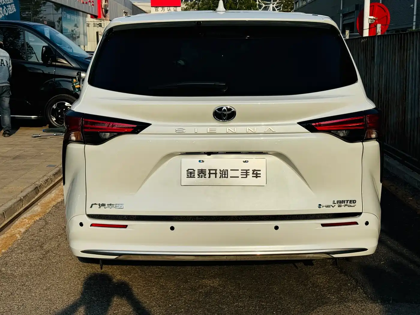 Toyota Sienna 2024 2.5L Hybrid 4WD Premium Edition фото 25