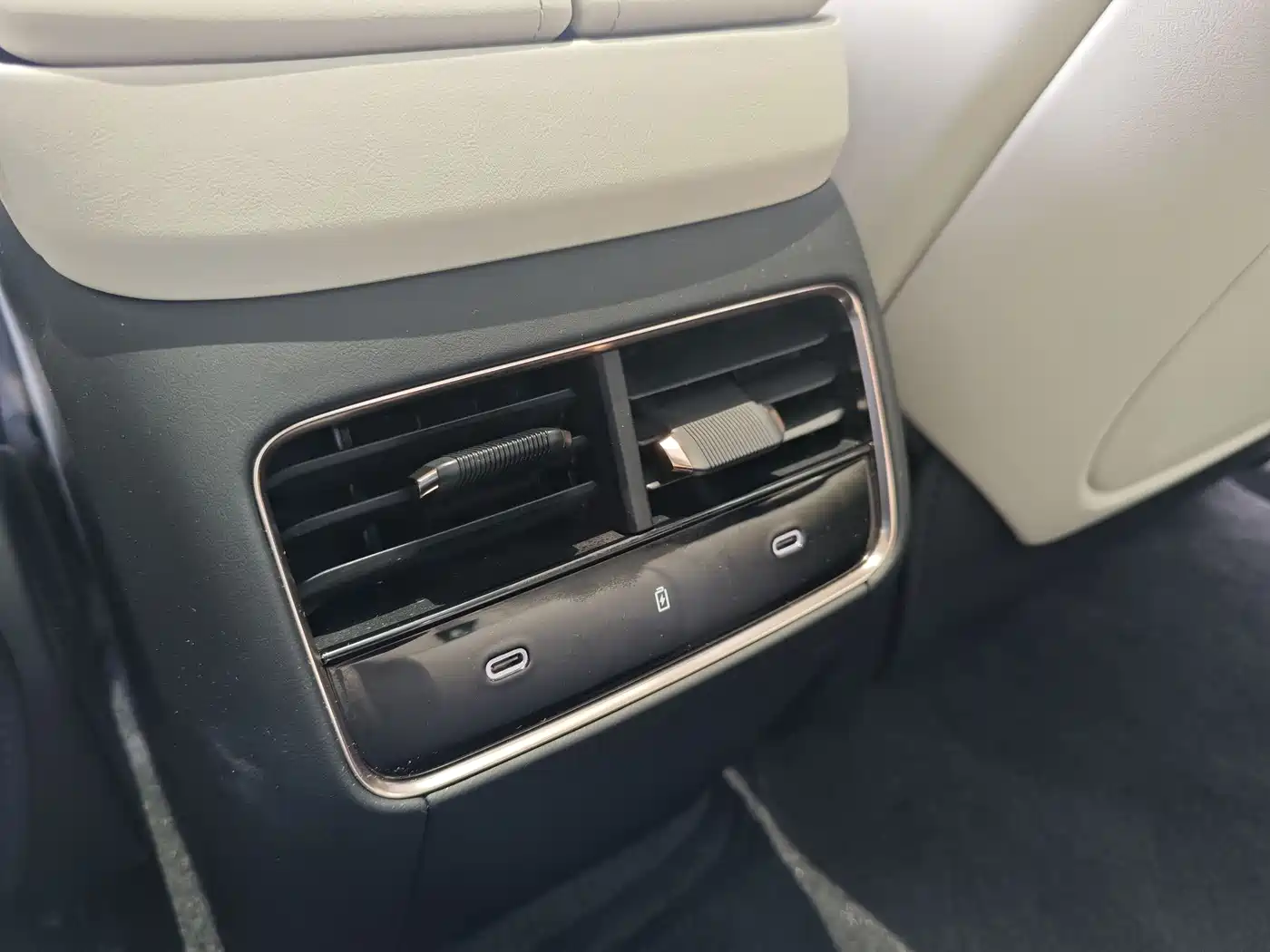Lynk & Co 10 EM-P 2025 Model 120km Base Version фото 16