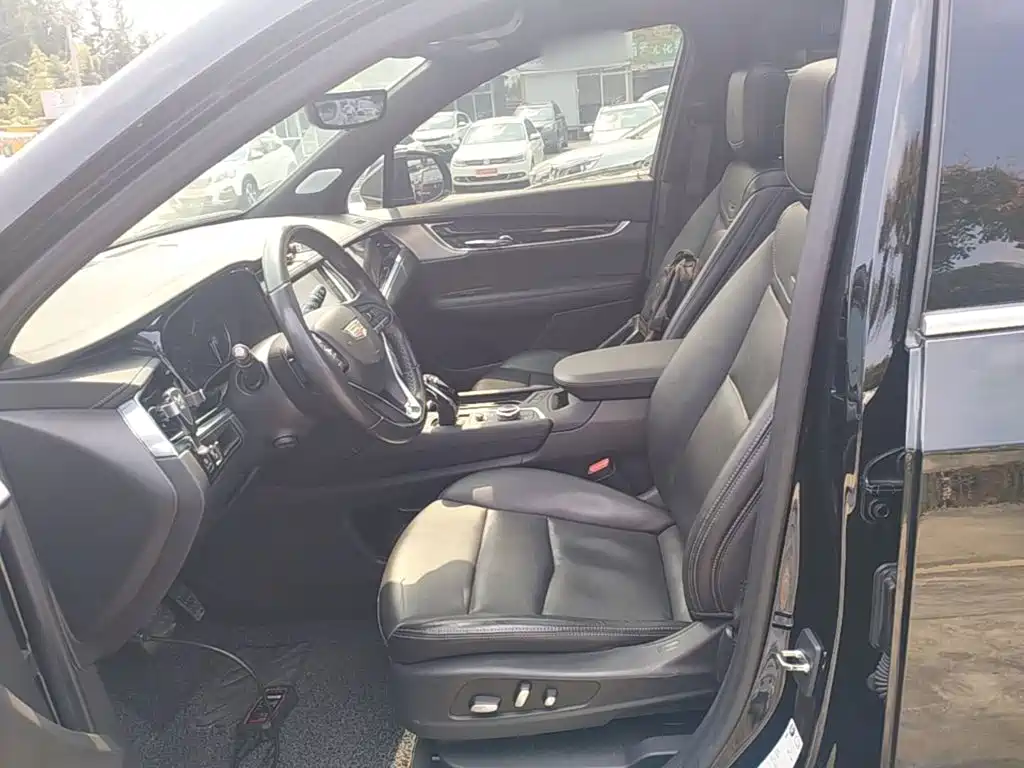 Photo 15 - Cadillac XT6