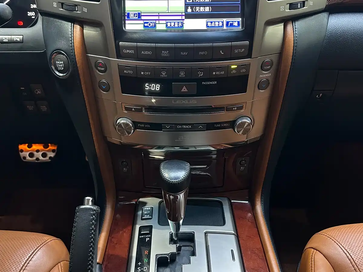 Lexus LX фото 14
