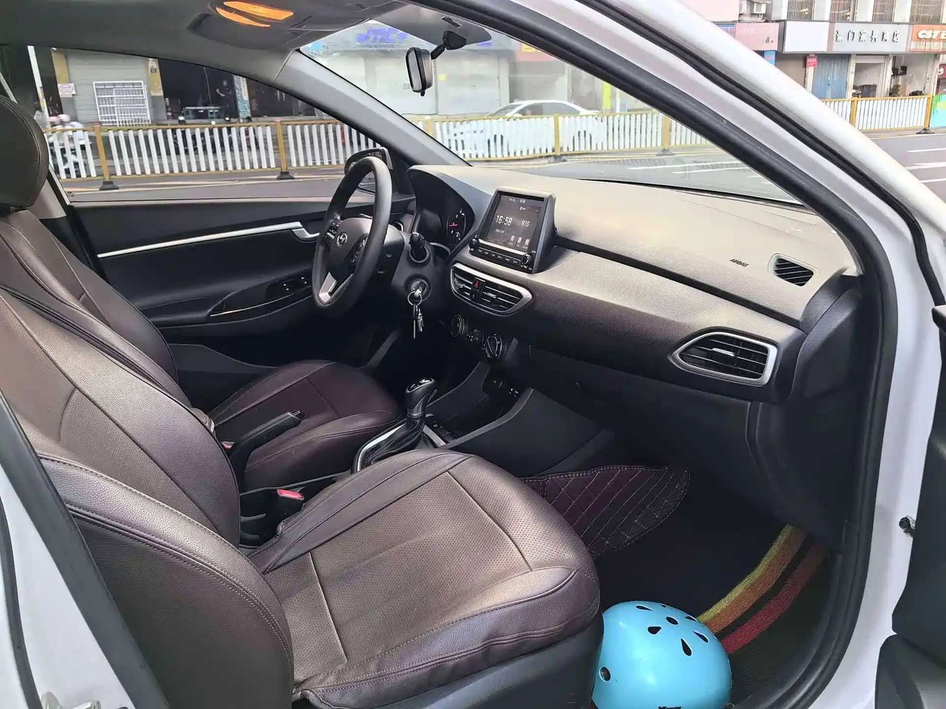 Photo 5 - Hyundai Elantra