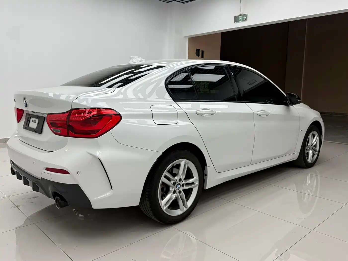 BMW 1 Series 2022 120i M Sport Shadow Edition фото 5