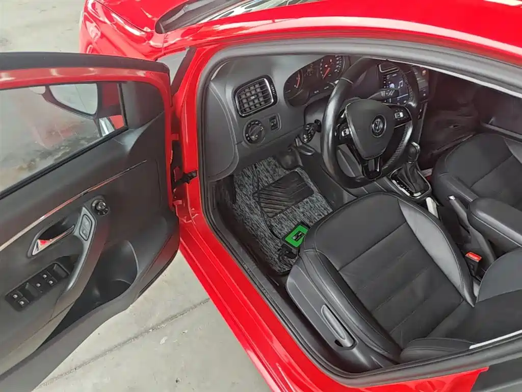 Volkswagen Polo 2014 1.6L Automatic Luxury Edition фото 16