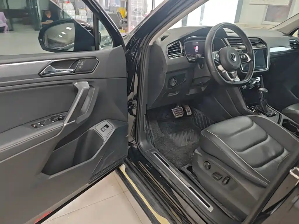 Photo 16 - Volkswagen Tiguan L