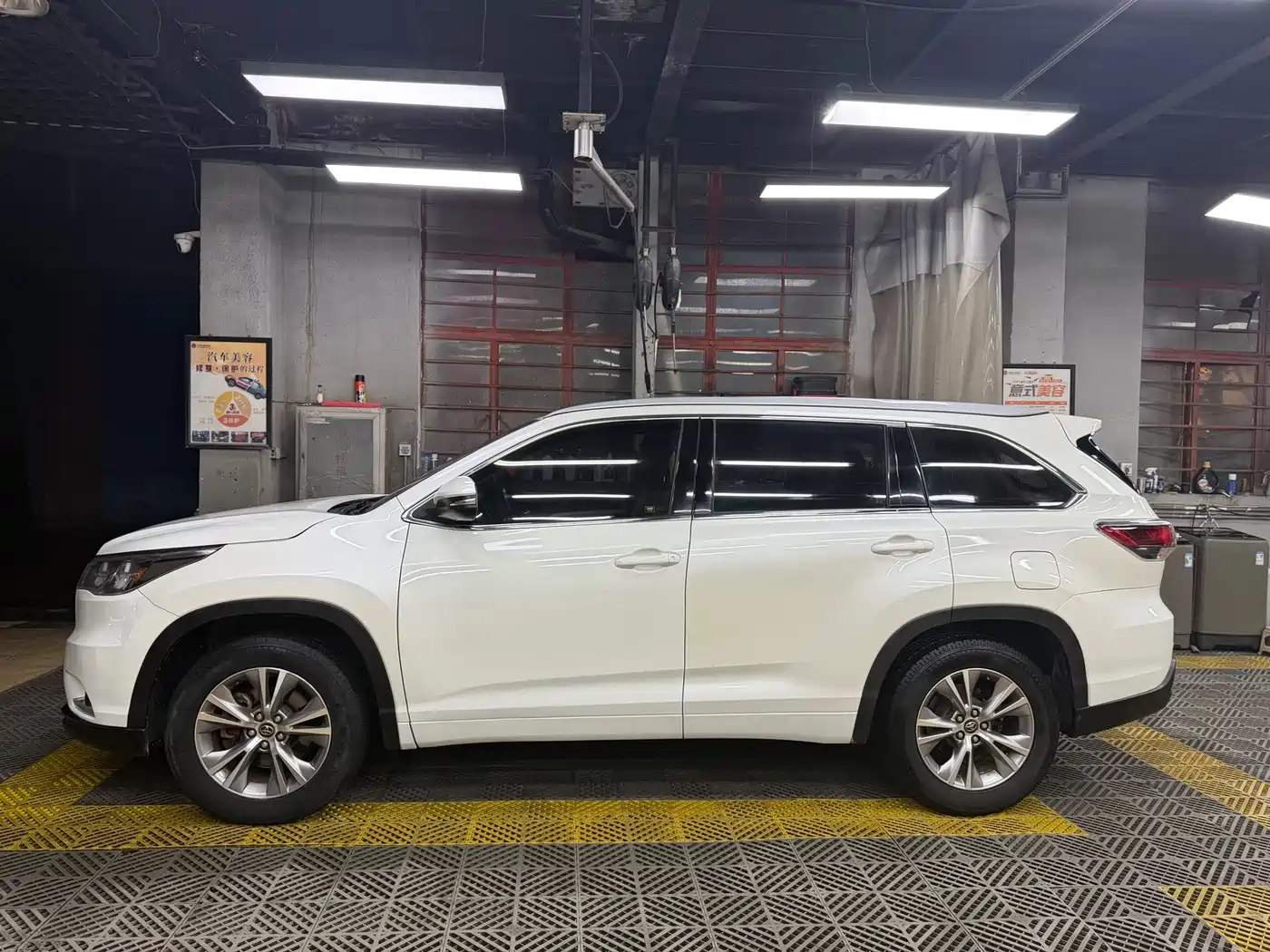 Photo 3 - Toyota Highlander