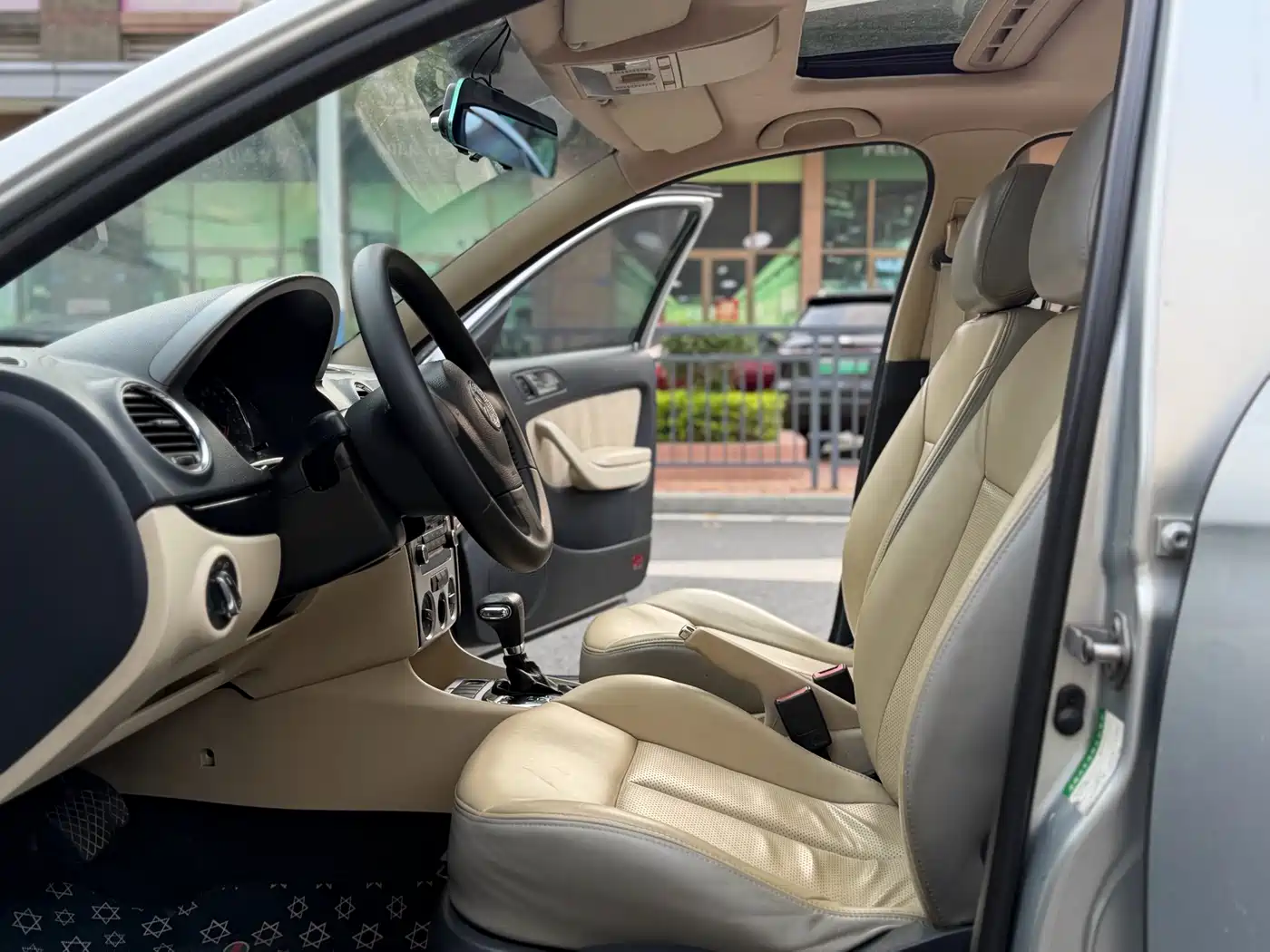 Volkswagen Lavida 2011 1.6L Automatic Pinya Edition фото 4