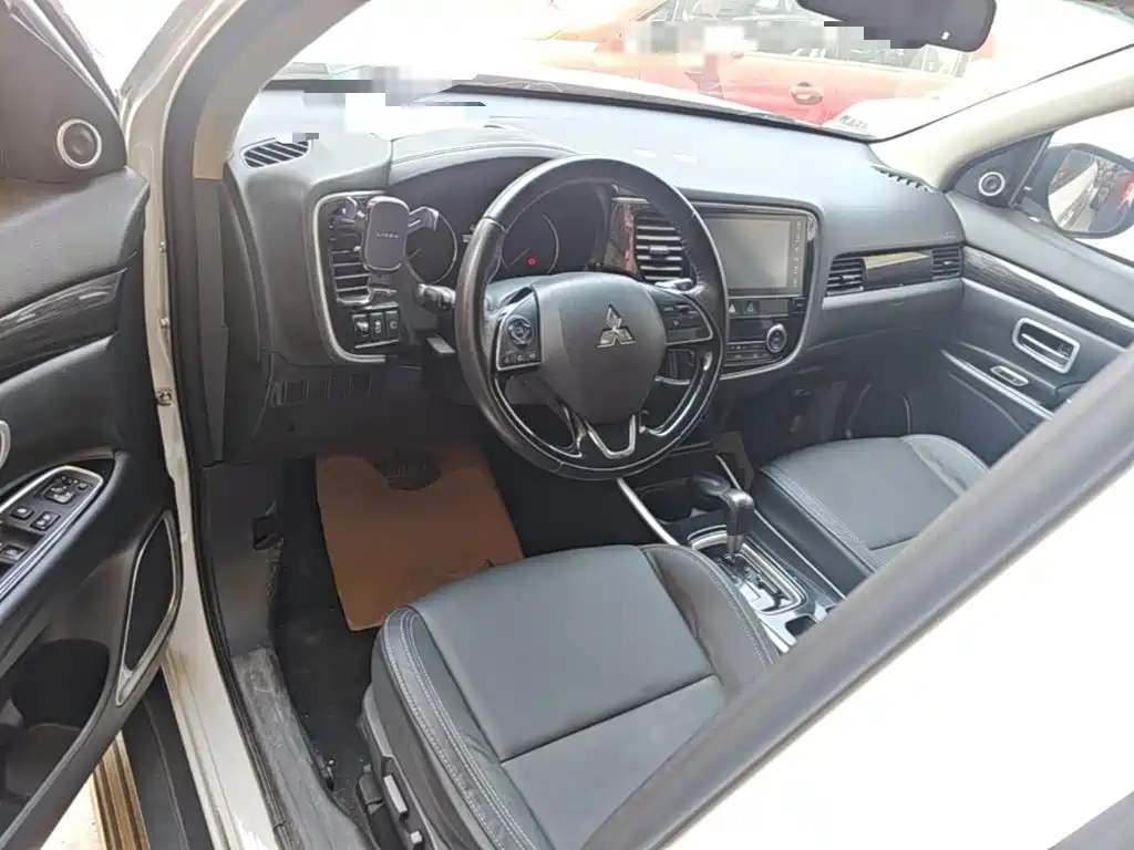 MITSUBISHI OUTLANDER