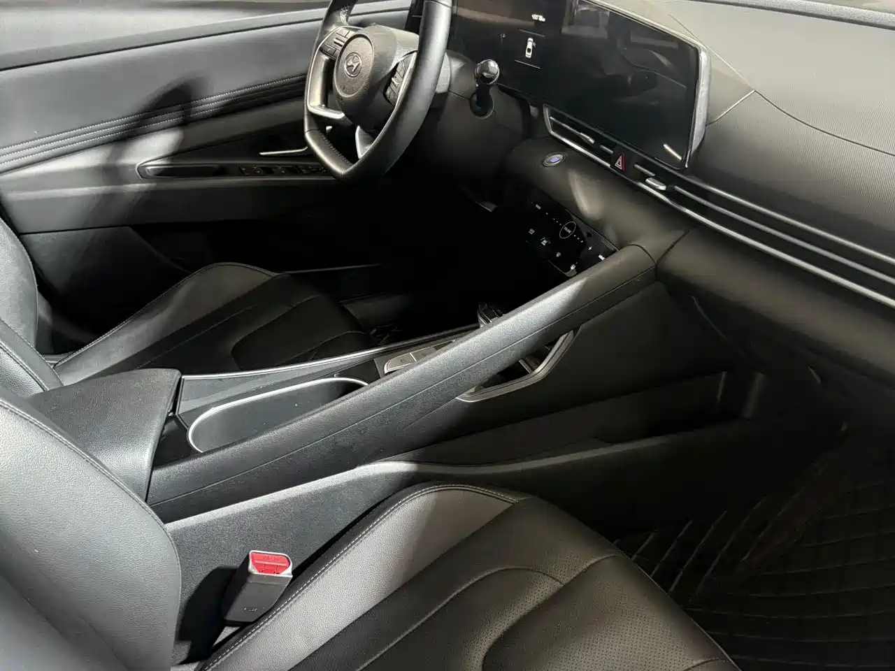 Hyundai Elantra 2022 1.5L CVT LUX Premium Edition фото 8