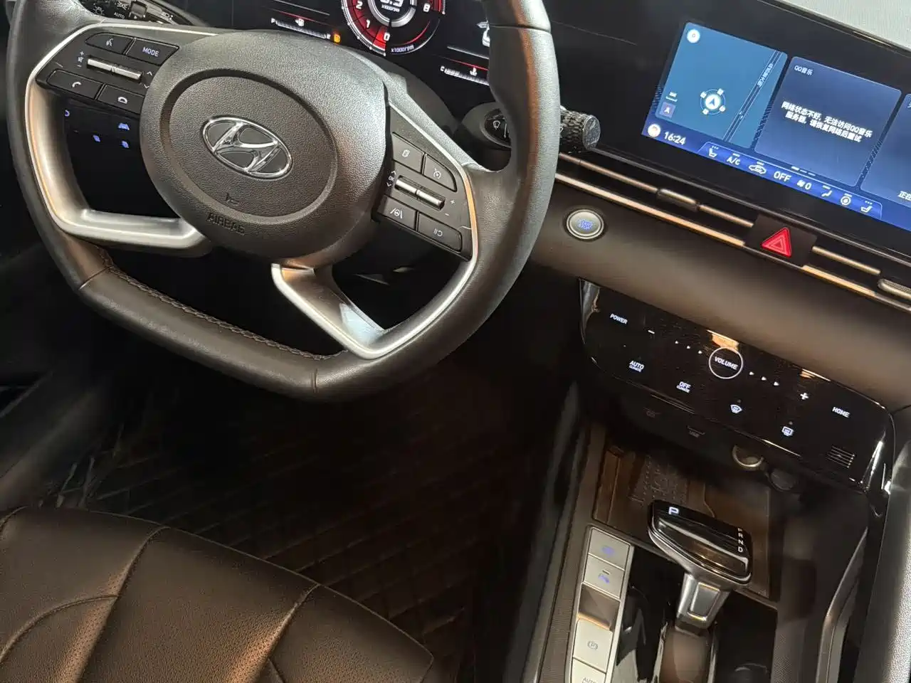 Hyundai Elantra 2022 1.5L CVT LUX Premium Edition фото 13