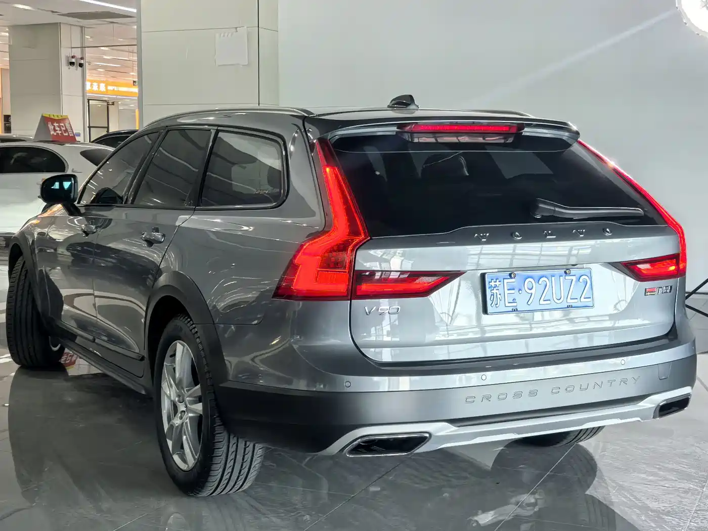 Volvo V90 2019 2019 Cross Country T5 AWD Intelligent Distance China VI